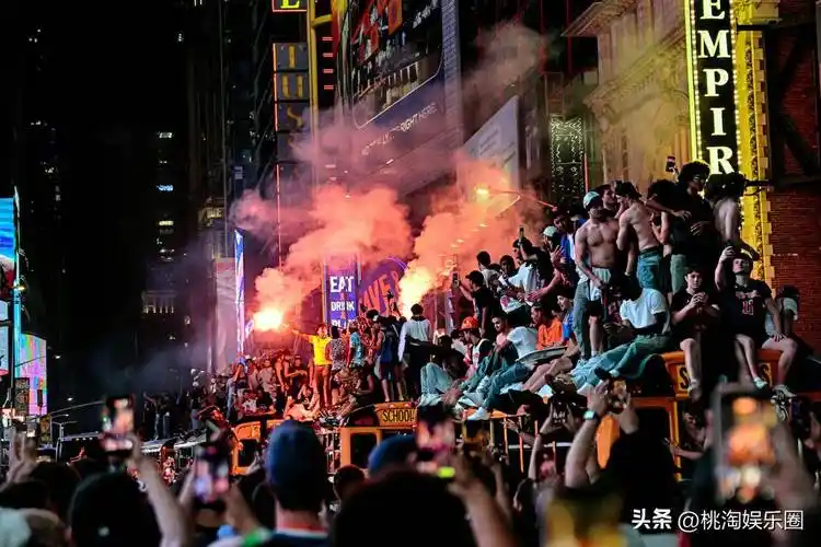 纽约城沸腾！数万人游行狂欢见证尼克斯夺冠 体坛多线爆点齐燃